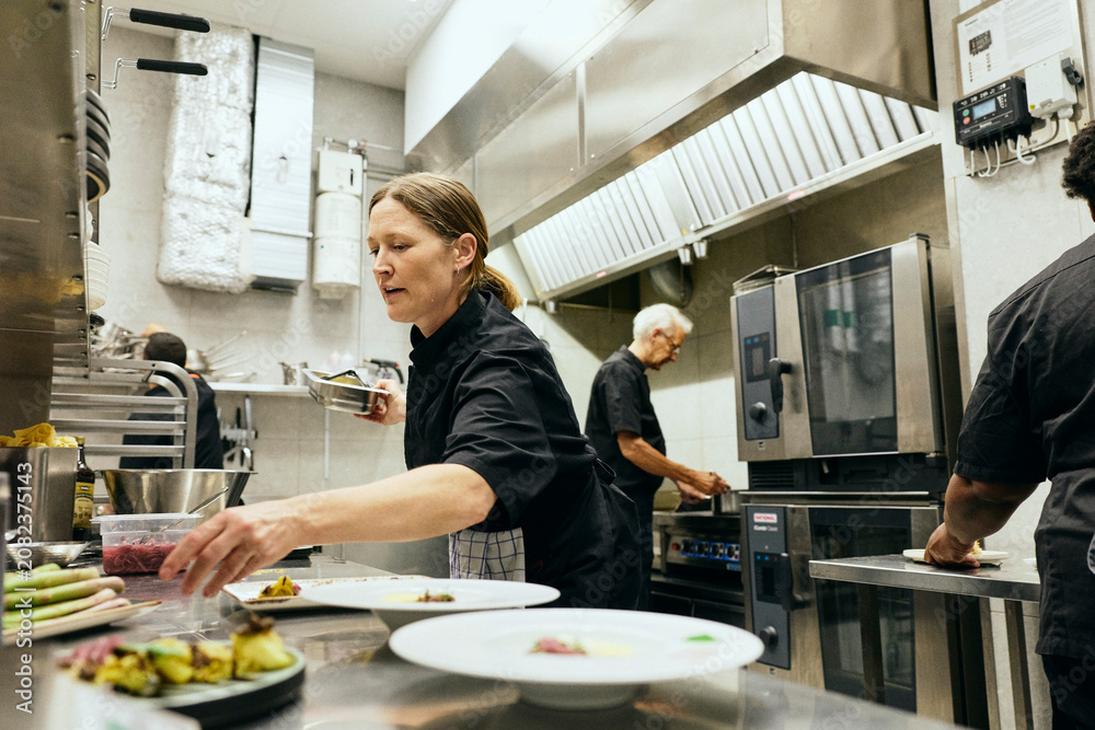 Equipe trabalhando na cozinha de um restaurante